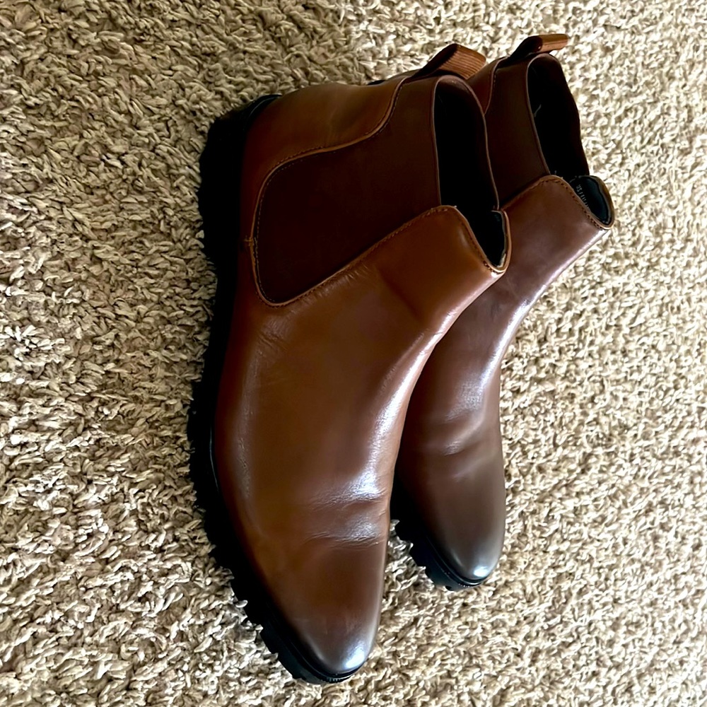 Super clean Kenneth Cole Chelsea boot